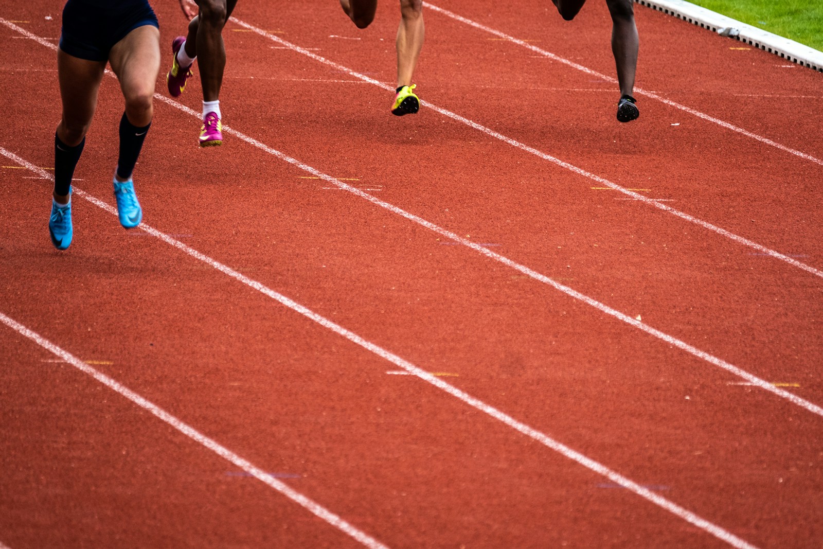 Photo by Nicolas Hoizey people running on race track